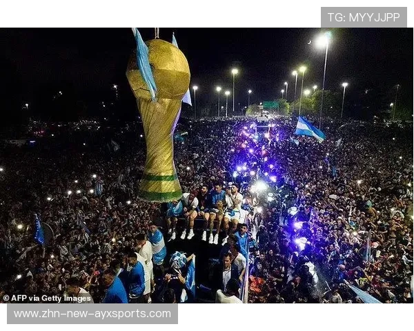 世界冠军被粉丝撞飞：场上荣耀与场下意外的奇妙碰撞