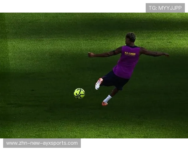 切尔西后卫在训练中练习斜插传球与快速回追的并行能力