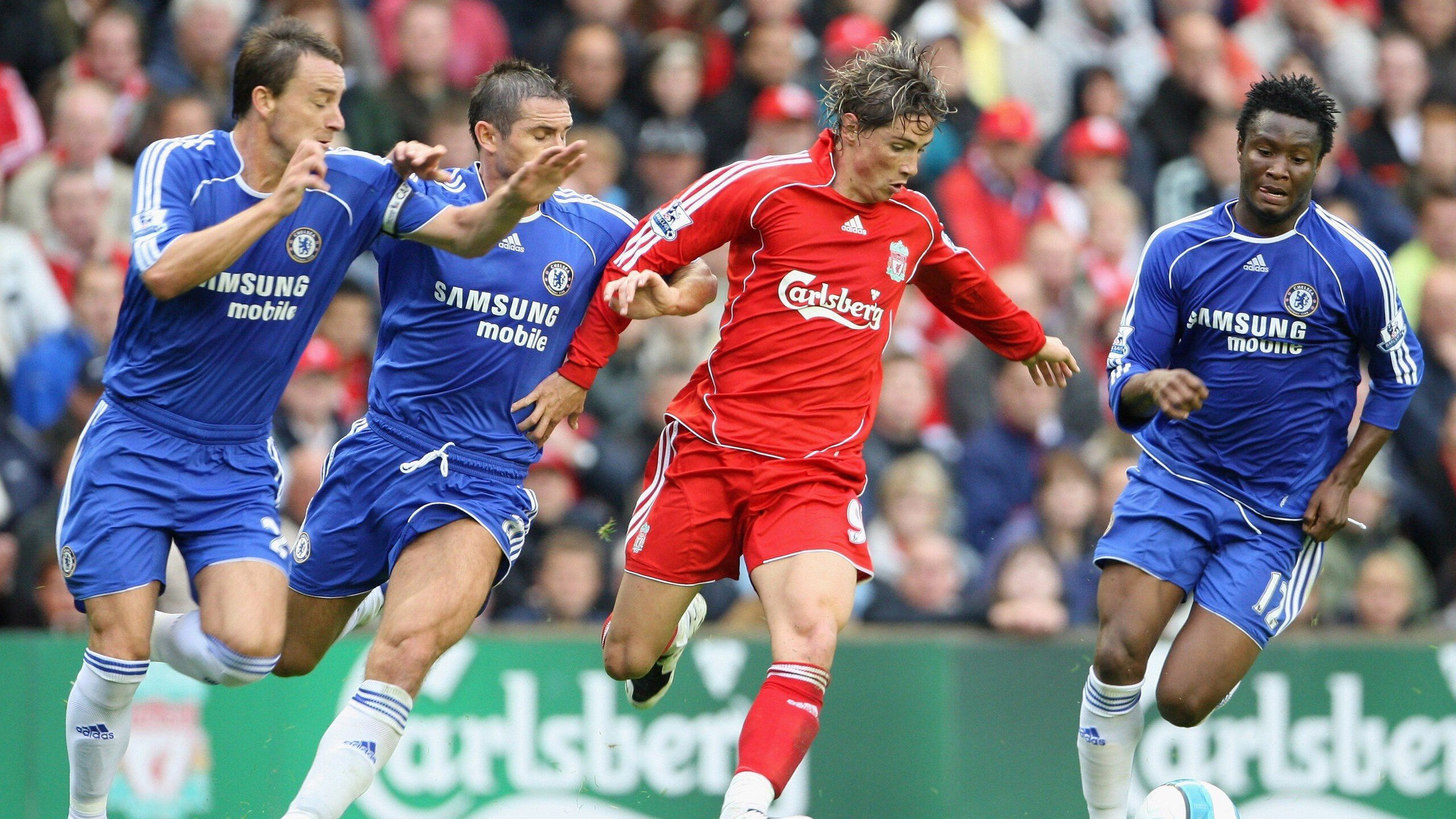 训练中强度不断升级球员表现积极展现职业精神与自律态度,职业球员的训练